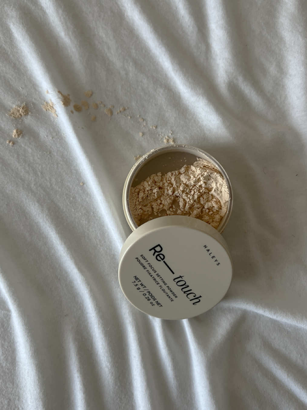 I didn’t believe talc-free powders actually worked… until this one 😍 I got the shade Translucent Natural and it melts perfectly into my skin tone. My Takeaway: 	•	“Oily skin? Matte all day without feeling heavy.” 	•	“No flashback in photos—my selfies are safe!” 	•	“Under my eyes? Smooth, crease-free, and flawless.” 	•	“Weightless feel but long-lasting… basically that girl in a compact.” @haleysbeauty  Upgrade your blur—your makeup bag deserves it 💖 #TalcFree #ZeroTalc100PercentBlur #MakeupLover #BeautyObsessed  #haleysbeauty  @HALEYS Beauty 
