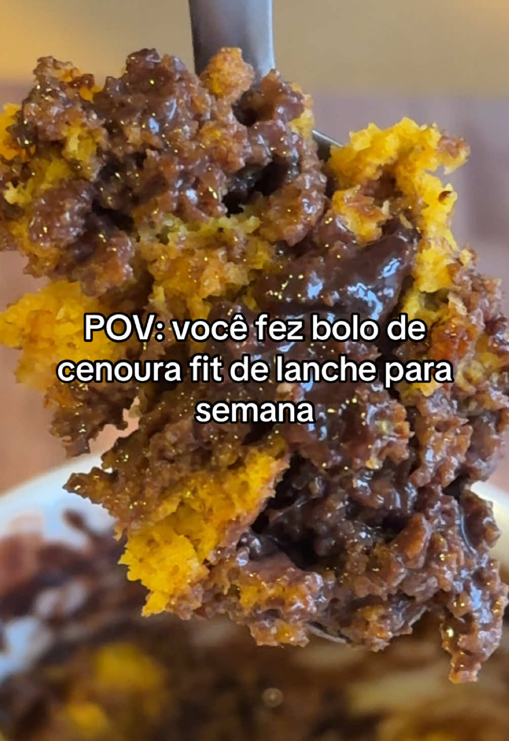 Bolo de cenoura fit perfeito para fazer de lanche para semana, receita amanhã aqui no perfil!  Ingredientes: • 1 ovo • 1 colher de café de azeite • 1 colher de sopa de adoçante natural • ½ cenoura ralada (50 g) • 2 colheres de sopa de farinha de aveia (20 g) • 1 colher de chá de fermento Cobertura opcional: • 1 colher de sopa de cacau em pó • 2 colheres de sopa de leite em pó desnatado • 1 colher de chá de adoçante (xilitol ou eritritol) • Água até dar o ponto Calorias: 250 kcal Proteínas: 11 g Carboidratos: 25 g Gorduras totais: 8 g #receitasfit #receitafacil #receitassaudaveis #fyp 