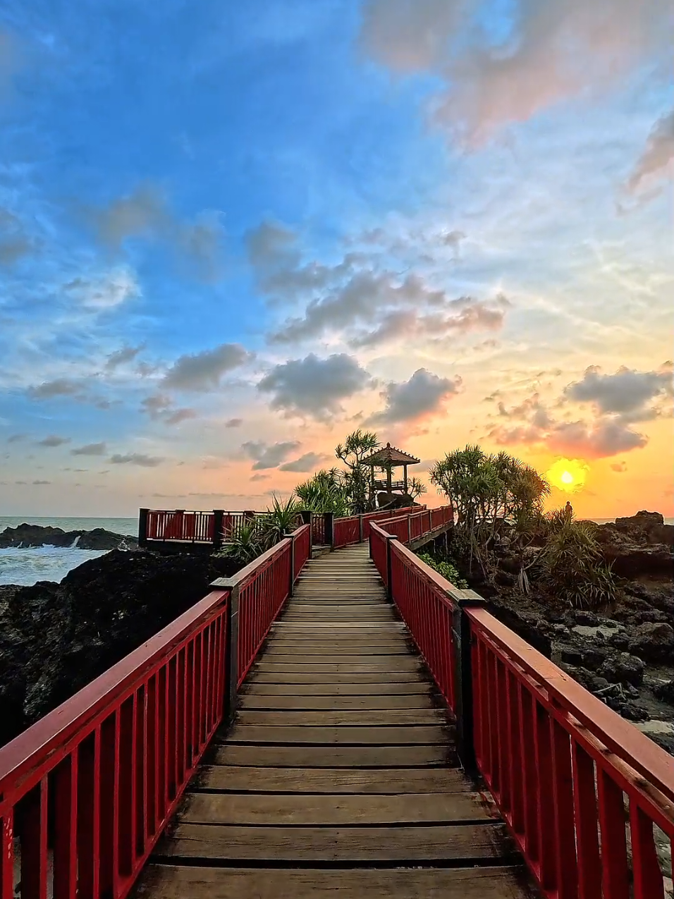 POV ke Pantai Menganti sesuai ekspektasi 🥰  Kita juga open jasa foto / video di pantai Menganti, mau yang per session atau per file juga bisa *perfile berlaku cuma weekend on the spot kalau pas kita di Menganti*  #kebumenkeren #pantaimenganti #menganti #mengantibeach #sunset 