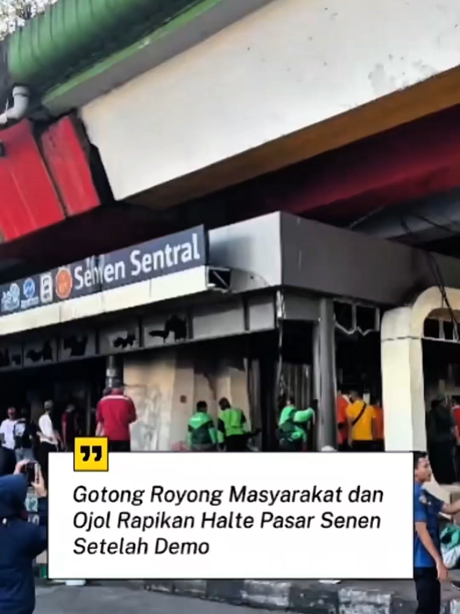 Masyarakat dan Ojol Gotong Royong membersihkan Halte paska demo #beritaviral #beritaindonesia  #FYPFacebook #ReelsFB #TrendingNow 
