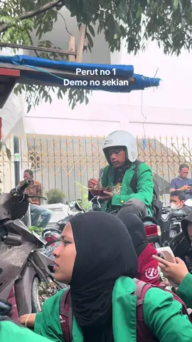 Bg, izin ya bg😭🙏 Btw, abgnya sadar ko aku lihatin terus, soalnya sering eye contact n ketawa bareng😭😭 #xyzabc #fyp #demo #dprdsumbar #padang 