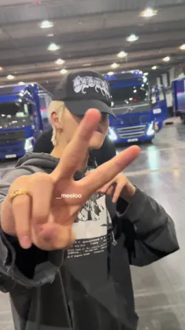 the way he looks directly in my eyes at the end 😀😀 (the security guy in the back is sending me) #enhypen #ni_ki #nishimurariki #engene #kpopfypシ 