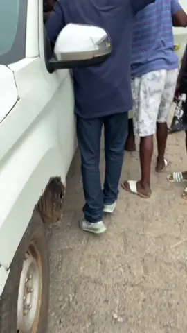 La toute dernière machine baba since euro voici des policiers qui jur qu’il veulent attraper mon frère et pourtant il n’avait rien sur lui et lui ont pris 53000F dans son portefeuille on a bloqué la route et ils fini part le faire sortir de la voiture parceque nous la population ont a bloqué la routes et ils sont parti avec le porte feuille de mon frère qui avait 53000f à l’intérieur. Partager aux maximum la famille s’il vous plaît  la famille les policiers c’est des corrompus toute la population gabonaise faites de même faut toujours riposter avec eux c’est Gabon 🇬🇦 d’abord merci pour la compréhension 
