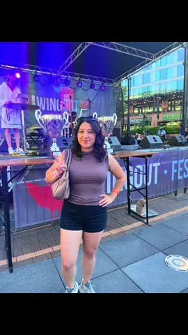 #wingoutchicago !! The 4X wings were no joke and we met Sean Evans from Hot Ones! #wingtastic #wingoutfestchicago #ilovewings #hotones 