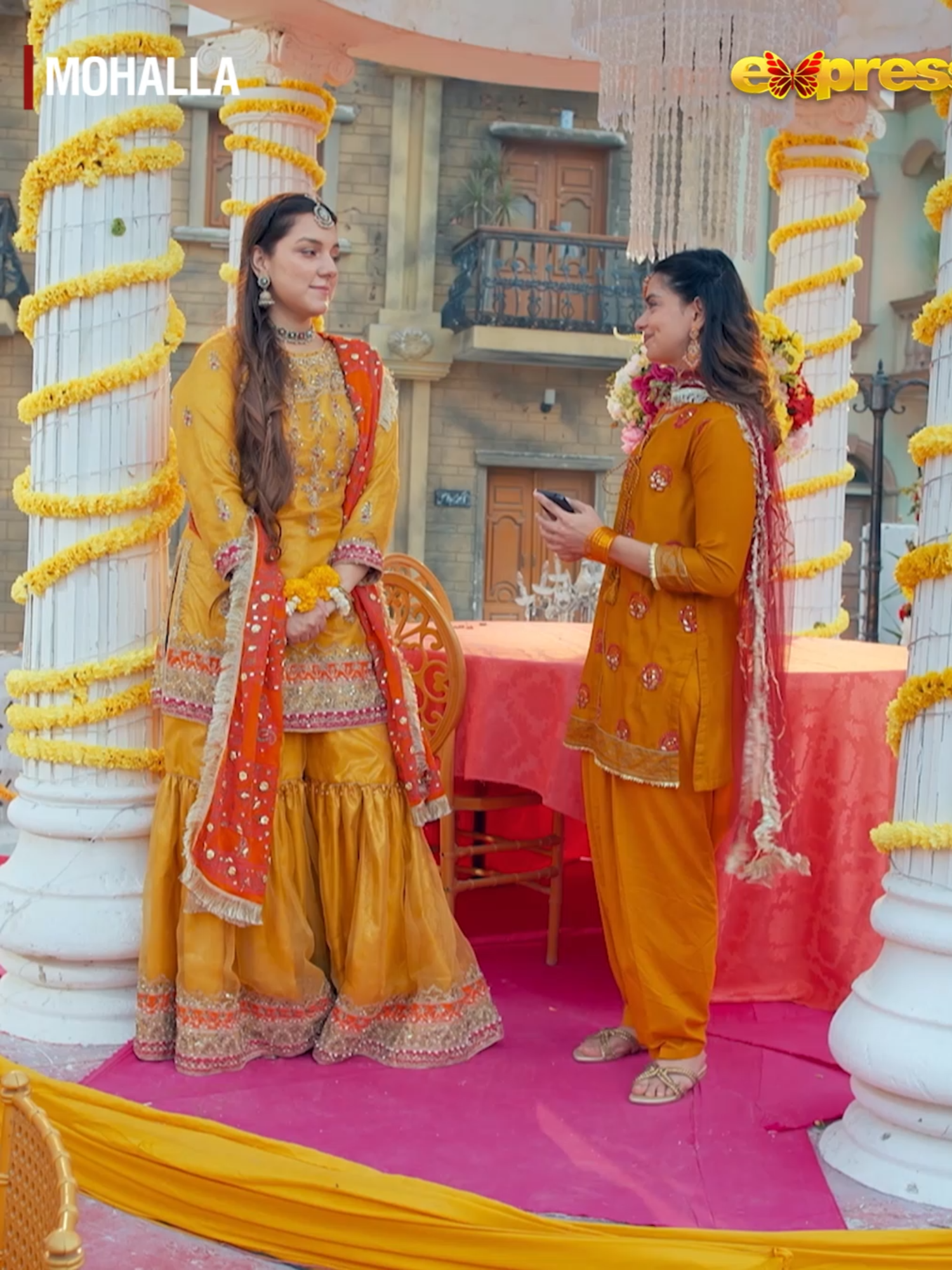 Boyfriend se gift mangwana Sawera ko mehenga par gaya. #mohalla #srhaasghar #meharbano #shahzadsheikh #aleehassan #mahahassan #zainabqayyum #javaidsheikh #sabbahatsarhandi #zarnabfatima #hinakhwajabayat #expressentertainment #pakistanidramas #whattowatch