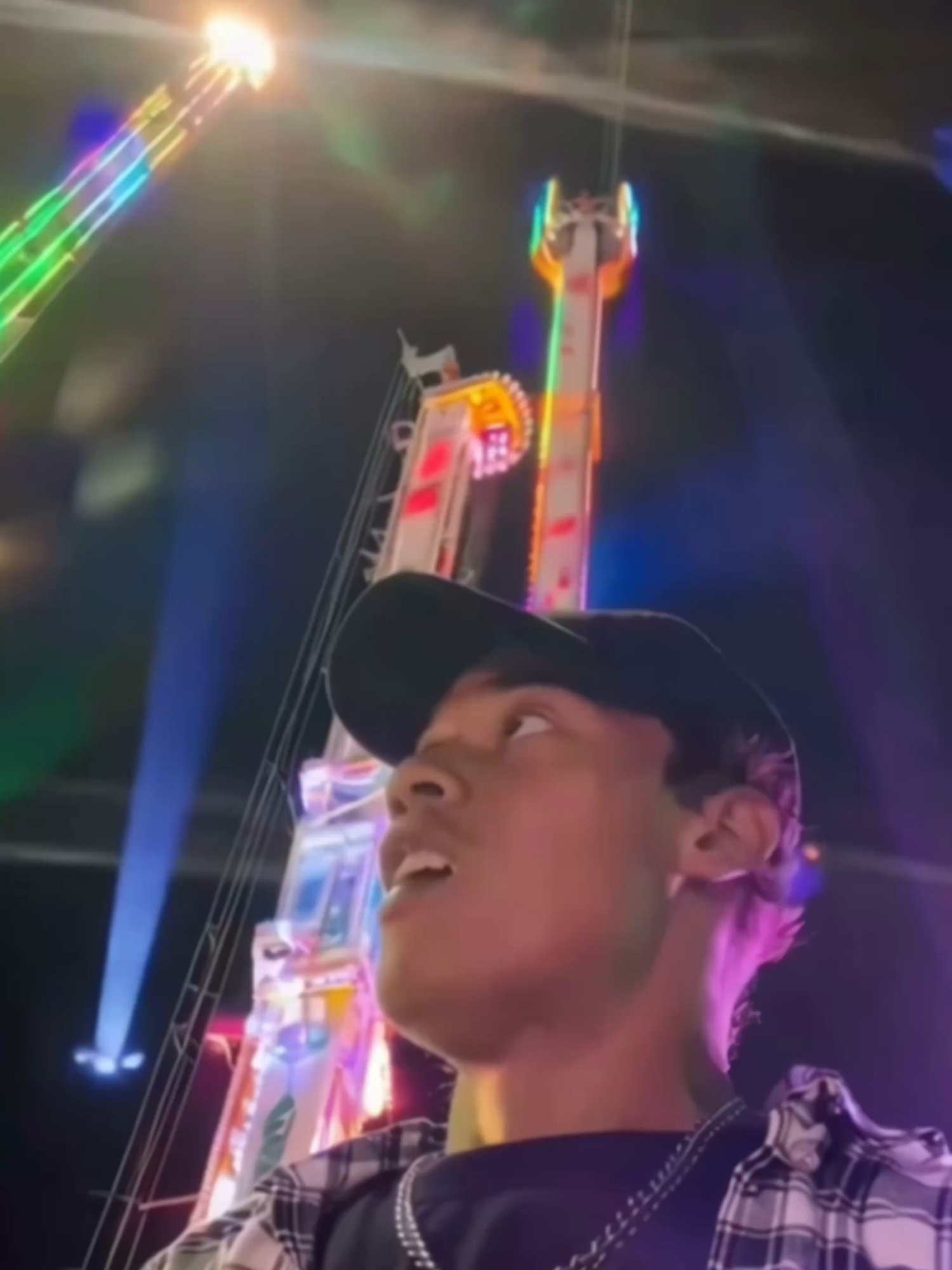 A sólo 1 centímetro o menos… 🎢 En plena feria nocturna, un chico se graba modo selfie cuando la atracción justo detrás le pasa muy cerca, muy rápido. Sólo perdió la gorra, por suerte 🧢 👉 Suscríbete para más simulaciones con IA. ⚠️ Simulación IA. Esto NO es real. . . Just 1 centimeter away… or less 🎢 At a night funfair, a guy films himself in selfie mode when the ride behind him swings down super close and fast. Luckily, he only lost his cap 🧢 👉 Subscribe for more AI simulations. ⚠️ AI Simulation. This is NOT real. #feria #selfie #hiperrealista #ia #shorts