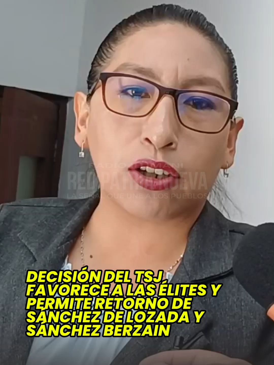 Tras la liberación de Fernando Camacho y Marco Antonio Pumari y el fallo a favor de Jeanine Añez, la diputada Olivia Guachalla criticó la decisión del presidente del Tribunal Supremo de Justicia, Romer Saucedo, señalando que favorece a las élites del país ⚖️💬 y calificó su accionar como “antijusticia y antidemocrático” ❌. Además, mencionó que la resolución permite la convocatoria al retorno de Gonzalo Sánchez de Lozada y Sánchez Berzain 🇧🇴, por lo que se inició un proceso de juzgamiento de altas autoridades de Estado, denuncia presentada por la jefatura de bancada nacional 📄. #TSJ #Justicia #Bolivia #Antijusticia #Democracia #noticias #RedPatriaNueva