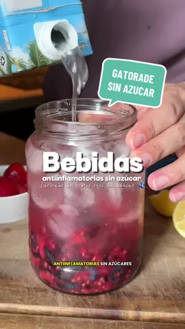 BEBIDAS ANTIINFLAMATORIAS SIN AZÚCAR: Gatorade de frutos rojos sin azúcar 🫐 📝 Toma nota de esta bebida antiinflamatoria sin azúcar y refrescante para el verano  INGREDIENTES:  ¼ taza de frutos rojos (arándanos, fresas o moras) 200 ml de agua de coco fría  Jugo de ½ limón  1 pizca de sal marina o rosa Hielos al gusto  PROCEDIMIENTO: 1.- Coloca los frutos rojos en un vaso. Puedes usar la mezcla que tengas a la mano: arándanos, fresas o frambuesas. 2.- Añade el jugo de limón y tritura suavemente los frutos. Así liberas todo el sabor, la vitamina C y los antioxidantes. 3.- Agrega hielos y una pizca de sal marina o rosa de himalaya. Esto ayuda a reponer electrolitos y a mantener una hidratación más completa. 4.- Llena el vaso con agua de coco fría, que es una fuente natural de potasio y otros minerales. 5.- Mezcla bien y disfruta de este gatorade sin azucar de frutos rojos, antioxidante, antiinflamatorio y perfecto para refrescarte este verano. . #bebidassaludables #gatorade #bebidasantiinflamatorias 