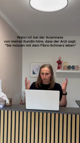 💥 NEIN! Schmerz ist kein Dauerzustand, den man einfach akzeptieren muss. Ich sehe täglich, wie gezielte Ansätze fernab von „nur Schmerzmitteln“ echte Erleichterung bringen können. Es gibt Wege, den Körper zu verstehen, zu unterstützen und wieder mehr Lebensqualität zu gewinnen. 👉 Du musst nicht dauerhaft leiden. Lass uns gemeinsam hinschauen und Lösungen finden! #Fibromyalgie #Schmerzfrei #GesundheitGanzheitlich #POV #ReelTalk 
