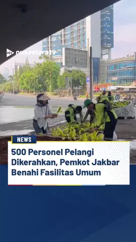 Pemerintah Kota Jakarta Barat mengerahkan sekitar 500 personel gabungan lintas OPD untuk mempercepat pemulihan sarana dan prasarana umum pascademonstrasi di kawasan Slipi dan Palmerah. Wali Kota Jakarta Barat, Uus Kuswanto, menegaskan langkah ini merupakan tindak lanjut arahan Gubernur DKI Jakarta, Pramono Anung, agar layanan masyarakat segera pulih.  Fasilitas umum seperti halte Transjakarta, taman kota, hingga pintu tol Slipi yang terbakar, diperbaiki, dicat ulang, serta dibersihkan melalui kerja bakti “pasukan pelangi.” Pemkot Jakbar memastikan seluruh fasilitas publik dapat segera kembali normal sehingga masyarakat bisa beraktivitas dengan aman dan nyaman. (merl) #JakartaBarat #PemkotJakbar #PemprovDKI #PemulihanJakarta #nusantaratvsahabatkita 