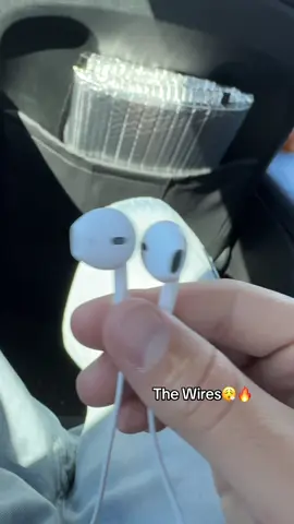 Where my wire headphone ppl at😝 #headphones #wireheadphones #earbuds #earbudsviral 