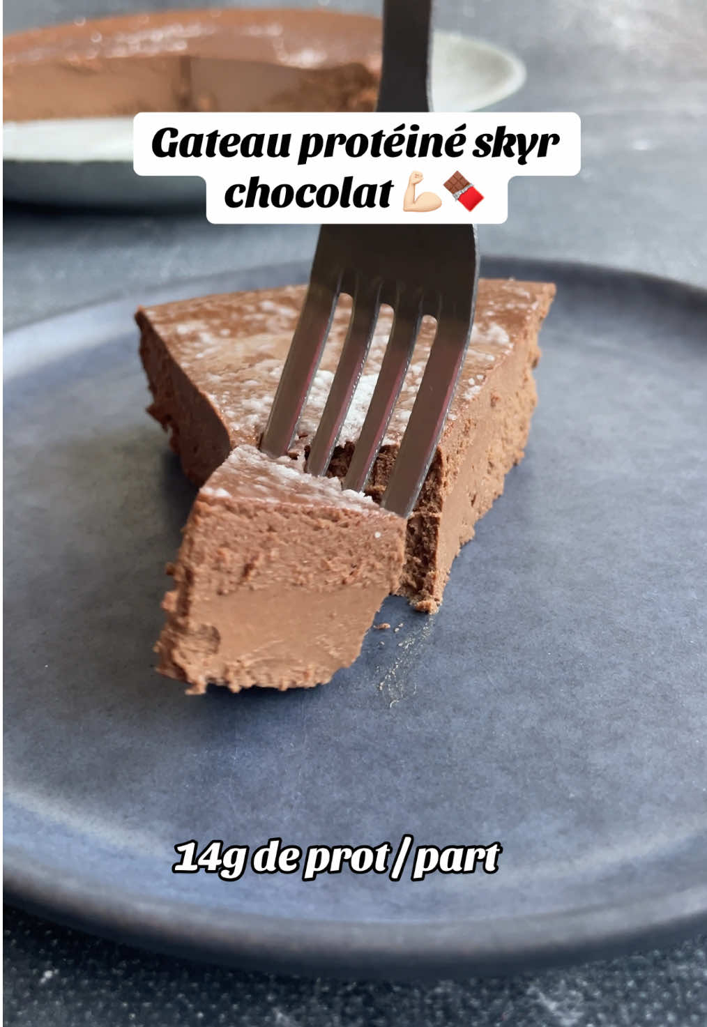 Gâteau skyr chocolat version protéinée 🍫  4 ingrédients Une recette saine & gourmande, j’adore la texture compacte mais fondante de ce gâteau 😍 💾 N’oublie pas d’enregistrer la recette pour la refaire plus tard 😋 J’ai mélangé au fouet dans l’ordre : 🍫 200g de chocolat noir pâtissier fondu 🍳 4 œufs entiers 🥛 450g de skyr nature 💪🏻 40g de protéine vegan en poudre à la vanille de chez @koro_fr  > Une fois que c’est bien homogène, je verse la préparation dans un moule à charnières avec papier cuisson pour le dessous et un peu d’huile de coco sur les côtés du moule.  > Cuisson au four (préchauffé) à 180 degrés pendant 20min (sans chaleur tournante ici) 🔥  (ici moule de 20cm de diamètre pour avoir une belle épaisseur donc ATTENTION à la cuisson si votre moule est plus grand, il faudra moins le cuire). > Je laisse tiédir puis je le mets au frigo toute une nuit ou environ 2/3h (le centre est mou à la sortie du four c’est normal, c’est ce qui va donner le coté fondant voire mousse compacte au gâteau).  > Je démoule et j’ajoute du sucre glace dessus pour la déco 😍 Je le mange froid c’est bien meilleur selon moi et je le conserve au frigo ! 😁 👉 Ça fonctionne aussi avec de la maïzena ou farine à la place de la protéine en poudre à la vanille mais ajoutez un peu de sucrant + arôme vanille dans ce cas (ou utilisez du skyr à la vanille).  ✨ -5% code HS5 sur tout le site @koro_fr (collaboration commerciale)  📊 Macros pour 1 part sur 8 : 219 kcal / 15,4g glucides - 14,3g protéines - 10,8g lipides  Dites moi si vous testez ❤️ #gateauskyr  #recettefacile #recettehealthy #recettesimple #recetterapide              