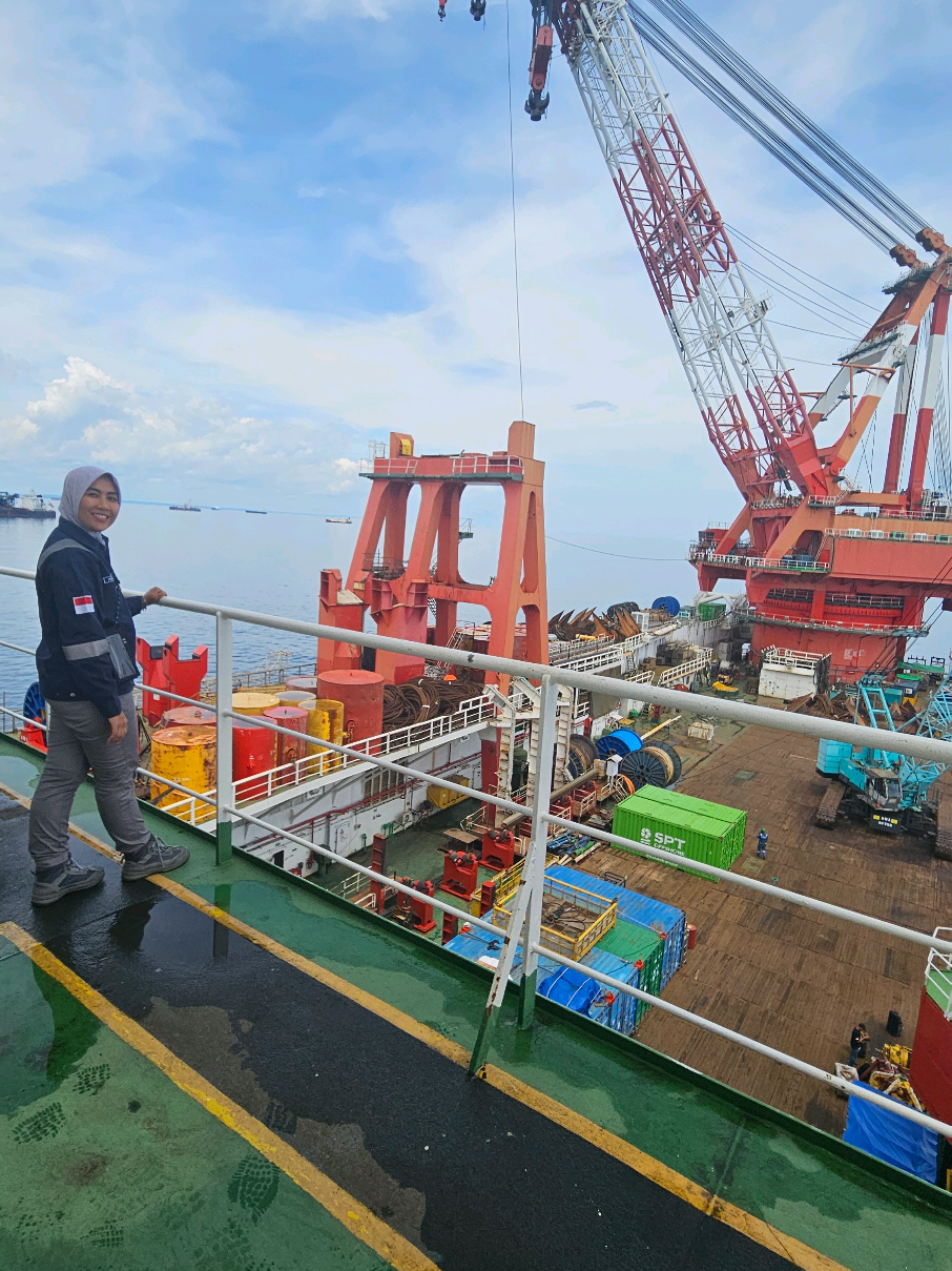 Sungguh indah bunga melati Tumbuh di bawah pohon meranti Bekerjalah dengan hati hati Keluarga dirumah sedang menanti ⛑️ #oilandgas #offshore #Barge #fyp #migas 