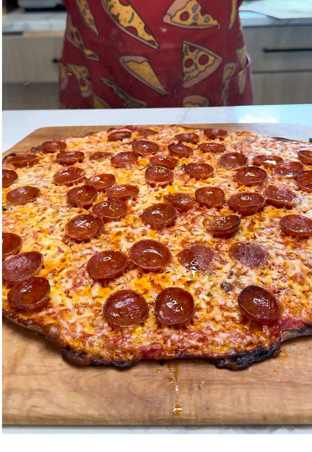 Tavern, aka cracker crust with the controversial“party cut”. If you’ve never had, you don’t know what you’re missing out on.  #pizza #asmr