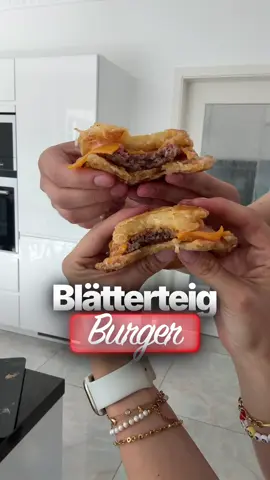 Werbung / Blätterteig Burger 🍔🥹 Burgerpresse von @Kazano  (ERGIBT 6 STÜCK) 1 Blätterteig 1 Pck. Cheddar 300 g Rinderhackfleisch (á 50 g Patty) Soße: 50g Mayo 40g Ketchup 10g Senf 1 kl. Gurke 1 Schuss Gurken Wasser ZUBEREITUNG: 1.    Blätterteig etwas flacher ausrollen 2.    Mit dem Pizzaroller in dünne, lange Streifen schneiden 3.    Mehrere Streifen zu einem Knoten formen und etwas flach drücken 4.    Die Burger Buns in einer heißen Pfanne mit etwas Butter von beiden Seiten goldgelb anbraten 5.    Hackfleisch zu Kugeln formen, in eine zweite heiße Pfanne geben und platt drücken 6.    Von beiden Seiten knusprig braten, 1 Scheibe Cheddar darauf geben und schmelzen lassen 7.    Für die Soße die Gurke fein würfeln und mit den restlichen Zutaten vermischen 8.    Für die Burger je ein Burger Bun mit Soße und einem Patty mit Käse belegen und einen weiteren Burger Bun darauf geben. 9. Abspeichern und schmecken lassen 😍❤️