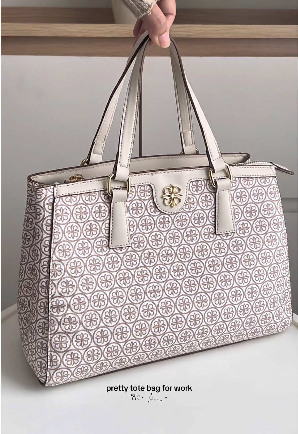 Dengan harga yang affordable, aku recommend banget sih tas ini. Apalagi kalau kamu pecinta produk dari Les Catino, kamu juga bakal suka! #taswanita #slingbagwanita #lescatino #taswanitamurah 