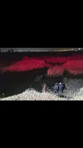 🌈 SA RAINBOW NEWS: SIX DEAD AFTER VEHICLE PLUNGES INTO ZONKIZIZWE RIVER, EKURHULENI EKURHULENI – Tragedy struck on Sunday night, 31 August 2025, when six people lost their lives after a vehicle plunged into the Zonkizizwe River along the R550 in Ekurhuleni. According to the City of Ekurhuleni Emergency Services, a distress call was received at approximately 20h26, reporting a light motor vehicle accident. “Upon arrival, firefighters discovered the vehicle lying on its roof, fully submerged underwater,” confirmed spokesperson Tikkie MacDonald. All six occupants were declared dead at the scene. The cause of the accident is currently under investigation. #sarainbownews  #BreakingNews  #Ekurhuleni  #Zonkizizwe  #RoadSafety 