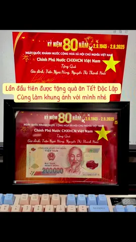 Treo trang trọng quà Tết Độc Lập mà nhà nước tặng. 80 năm lần đầu tiên ❤️❤️❤️ #quockhanh #2thang9 #80namquockhanh #quaquockhanh #khunganhquockhanh