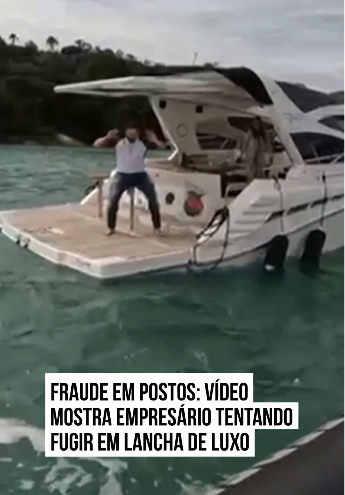 O #empresário Rafael Renard Gineste foi preso pela Polícia Federal (#PF) em uma cena digna de filme policial. Ele tentou escapar da megaoperação #Tank escondendo-se em uma lancha de luxo ancorada em Bombinhas, no litoral de #SantaCatarina. O vídeo da abordagem mostra o momento em que agentes federais surpreendem Gineste a bordo da embarcação, frustrando sua tentativa de fuga. A prisão ocorreu na última quinta-feira (28/8), durante a ação que mirou uma das maiores redes de lavagem de dinheiro já identificadas no país, com ramificações em vários estados. Ao todo, foram expedidos 14 mandados de prisão preventiva, mas apenas seis foram cumpridos até agora, entre eles o de Gineste, sócio-administrador da F2 Holding Investimentos, apontado como peça-chave da engrenagem financeira que sustentava o esquema. Segundo a PF, o grupo criminoso lavou pelo menos R$ 600 milhões e movimentou mais de R$ 23 bilhões desde 2019. Para isso, usava uma rede que envolvia postos de combustíveis, distribuidoras, holdings, empresas de cobrança e até instituições de pagamento autorizadas pelo Banco Central. As táticas incluíam depósitos fracionados em espécie (somando mais de R$ 594 milhões); uso de “laranjas” e transações cruzadas; fraudes contábeis e simulação de aquisição de bens e serviços; e adulteração de combustíveis e a chamada “bomba baixa”, em que o consumidor paga por um volume maior de gasolina do que realmente recebe. #TikTokNotícias 