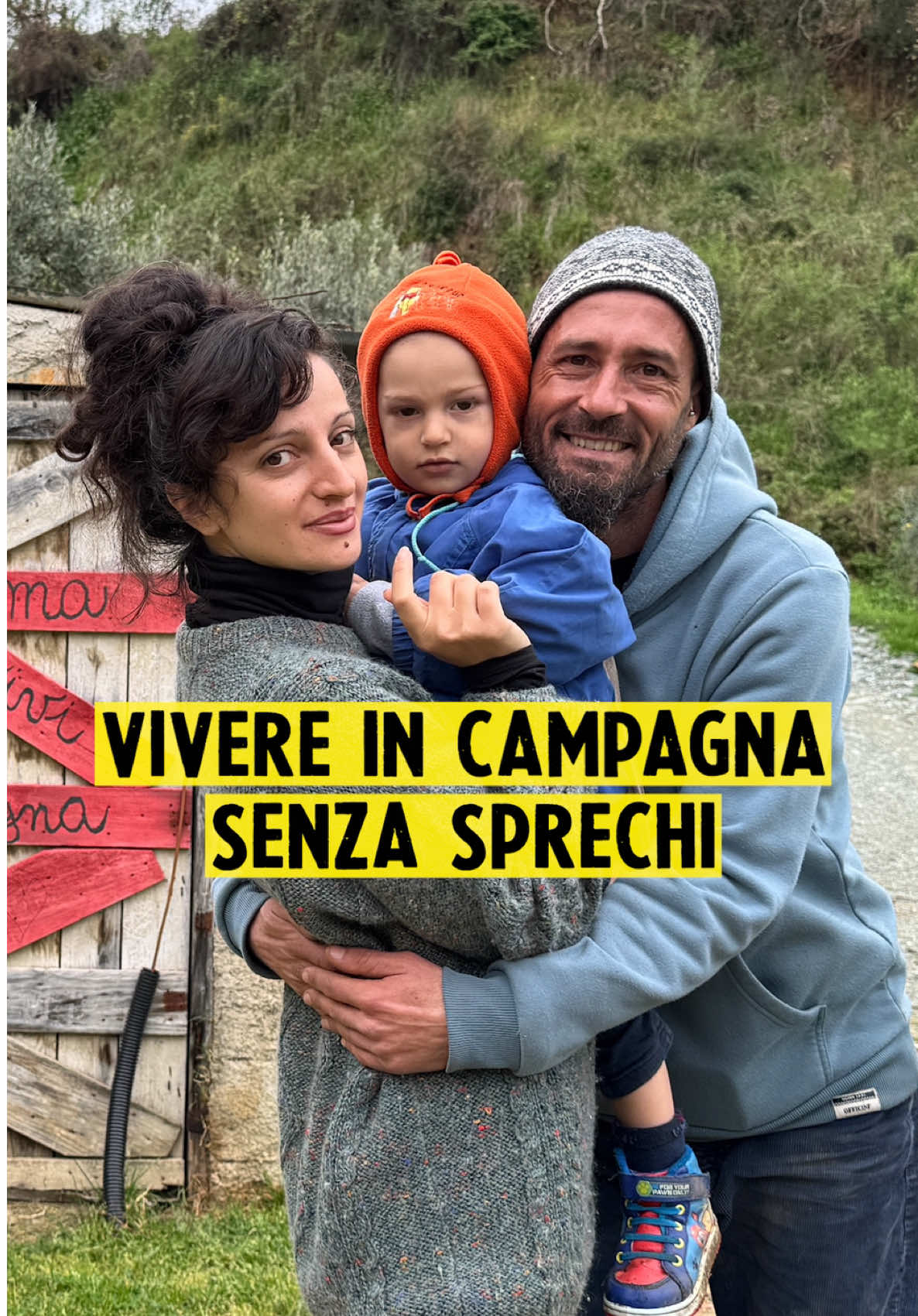 La famihlia che bive in vampagna senza sprechi (in una casa di soli materiali riciclati) #natalinostasi #youtube #storie 