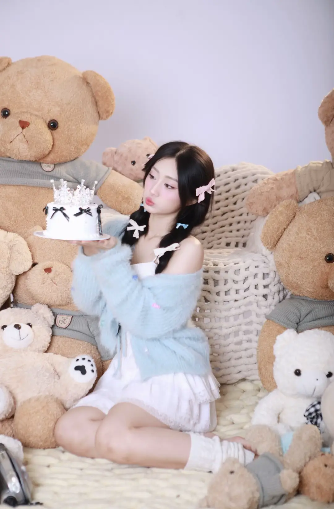 Hôm nay, ngày 2/9 là ngày Quốc Khánh quan trọng với dân nhân VN nước ta, là ngày chính thức khai sinh ra nước Việt Nam Dân chủ Cộng hoà  Ngày này được xem là một cột mốc chói lọi trong hành trình nghìn năm dựng nước và giữ nước của dân tộc Việt Nam ta đồng thời khẳng định nước VN ta tự do độc lập với toàn thế giới… Xin gửi lời cảm ơn sâu sắc và mãi mãi khắc ghi những hình ảnh của các thế hệ cha ông đã chiến đấu hết mình vì độc lập - tự do, sự bình yên và hạnh phúc cho nước nhà.  Để cho em có thể sinh ra trong thế giới hoà bình. Happy birthday🎂 