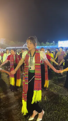 Vòng xòe đoàn kết dân tộc than uyên #gaithaitaybac #taybac #vongxoe #muaxoe 