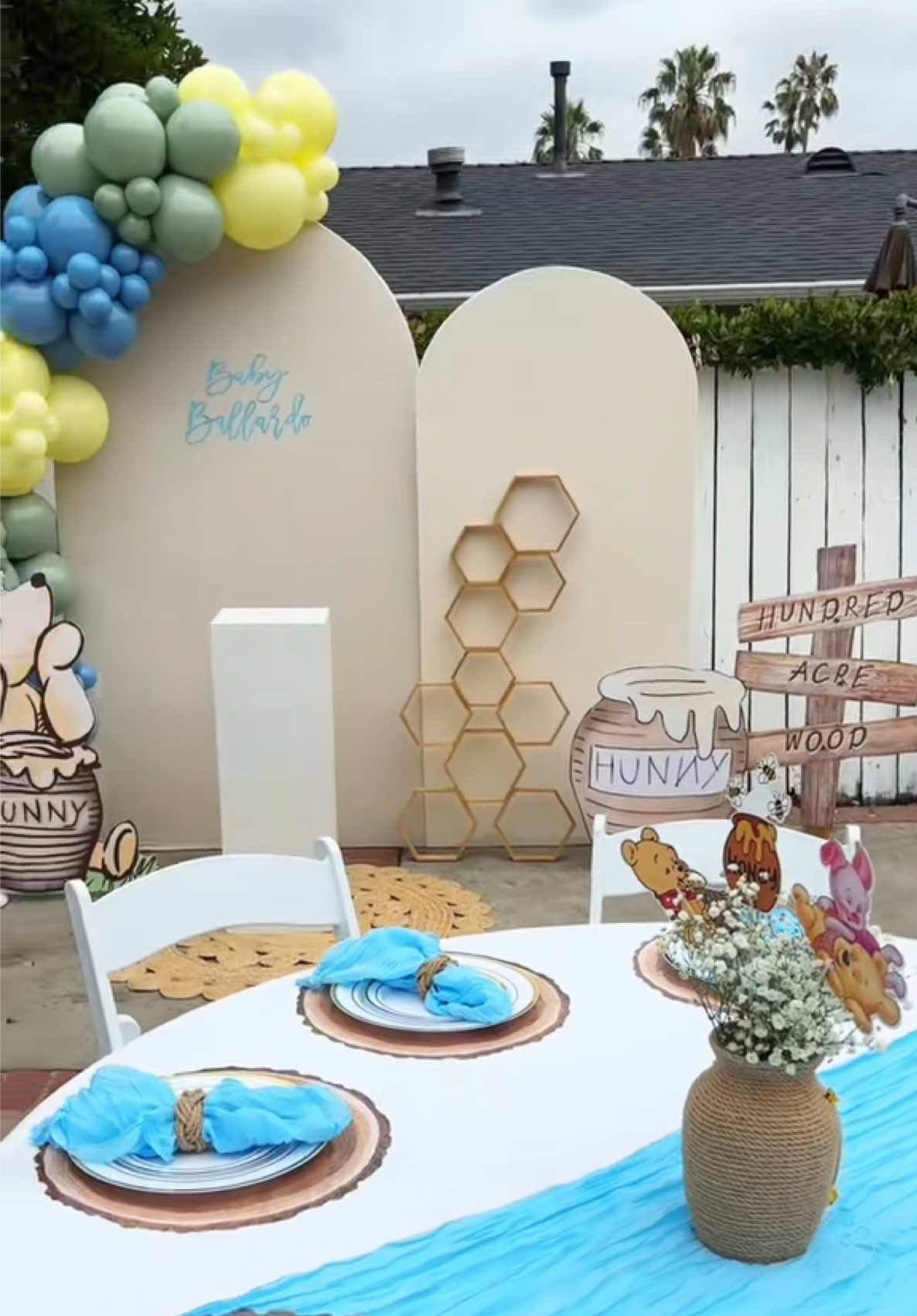 Because this setup deserves another spotlight 💕Stunning! DM to get a quote today. #babyshower #balloongarland #winniethepooh #winniethepoohbabyshower #backdrop 