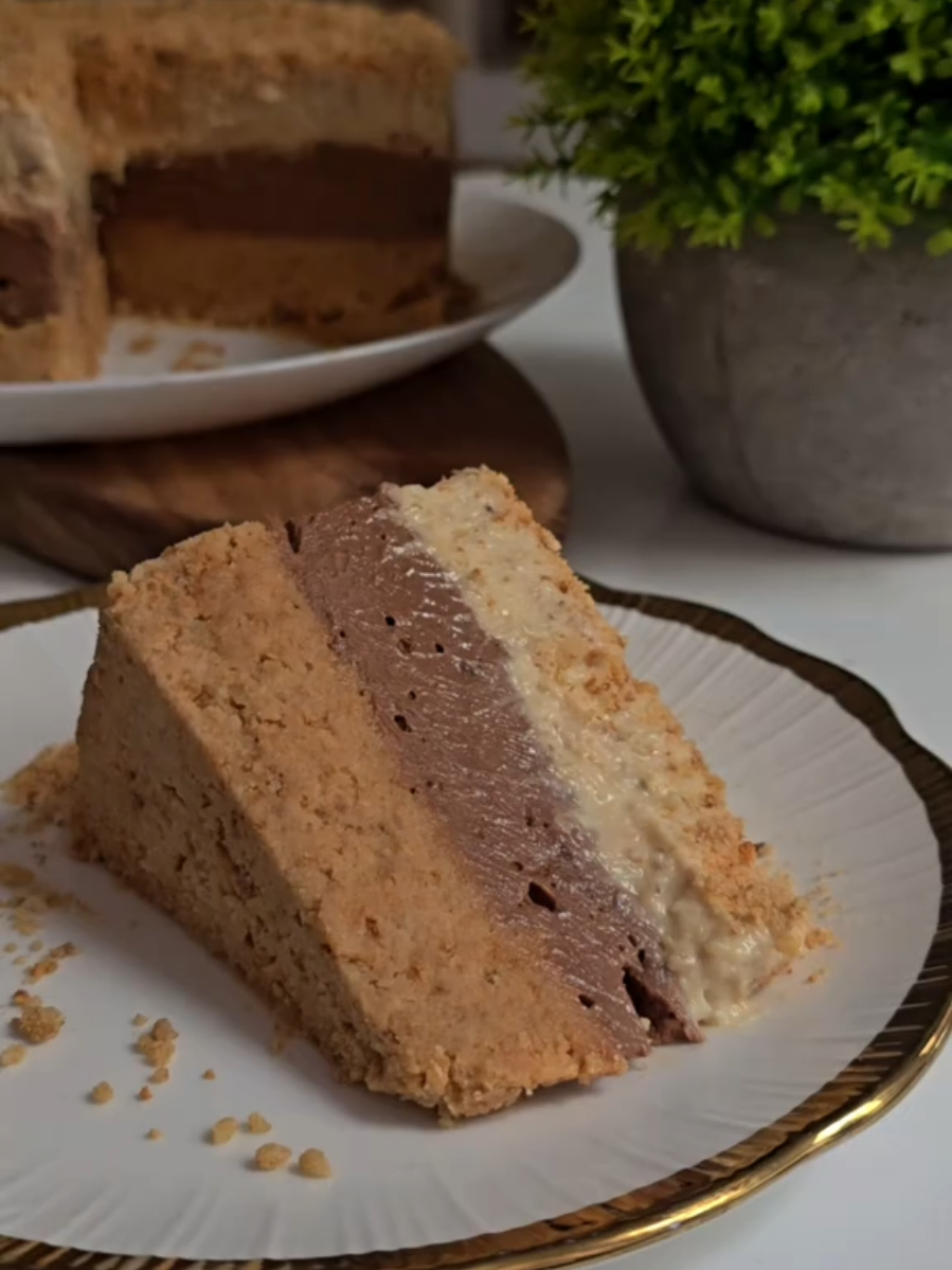 Pesak to🍰 Nešto slatko, brzo i jednostavno za kraj nedelje🥰 🍰Sastojci: 250 g mlevene plazme @plazma_zvanicna  1 l mleka 120 g šećera  3 pudinga od vanile 250 g margarina ili maslaca+3 kašike šećera  100 g mlevenih oraha+50 g mlevene plazme 100 crne čokolade za kuvanje Skuvati puding I ostaviti da se ohladi. Staviti foliju da se ne stvara korica. Kada se ohladi puding je potrebno umutiti pa dodati umucen margarin sa šećerom u prahu.  Masu podeliti na 3 jednaka dela. U prvi staviti 200 g mlevene plazme.  U drugi staviti 100 g oraha i 50 g mlevene plazme. U treći staviti istopljenu čokoladu. Veličina kalupa je 22. Prvi sloj je od plazme, Drugi sloj je od čokolade i Treći sloj je od oraha i plazme. Ukrasite po želji. #fyp #torta #tortekojesenepeku #plazma #brzetorte 