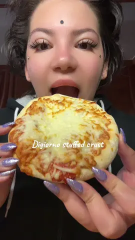 I love these @DiGiorno pizzas  #digiorno #pizza #mukbang #mukbangeatingshow #eatwithme 