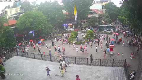 Video Ngân 98 xua đuổi khách du lịch để nhằm phục vụ mục đích quay video, chụp ảnh cá nhân tại nhà thờ lớn