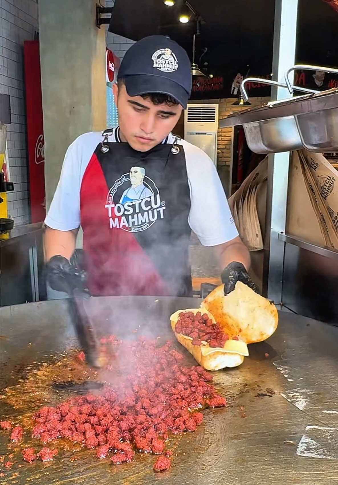Tostçu Mahmut’un Em Genç Ustası İşine Dört Elle Sarılmış !  Tostçu Mahmut  Özal Şube Çukurova Adana 