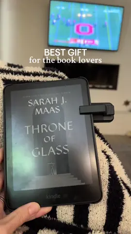 If you’re looking for the best gift for someone who loves to read — it’s this 🤝🏼 #booklover #BookTok #bookgifts #giftideas #giftideasforher #giftguide 