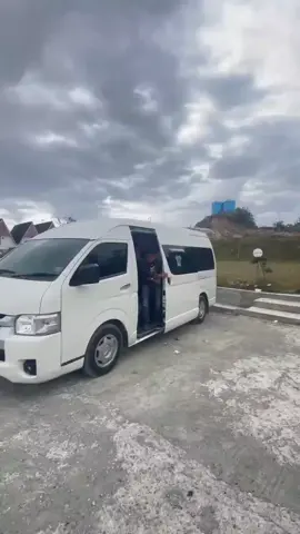 Rental HiAce Padang. Yang Mau Liburan Ke Sumatera Barat. Melayani Perjalanan : - Drop Bandara - Drop Hotel - Drop Dalam Kota Sumbar & Luar Propinsi - LIBURAN Keluarga  - Perjalanan Dinas  - Perjalanan KKN Fasilitas Unit :  - Unit Terbaru - Seat 15 - Audio Musik Sound Sistem - Full Karaoke Android - Layar TV 24