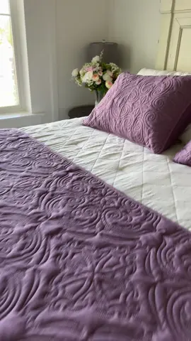 If you’re looking to level up your bedroom decor, you need to grab this gorgeous quilt set. #beddingset 