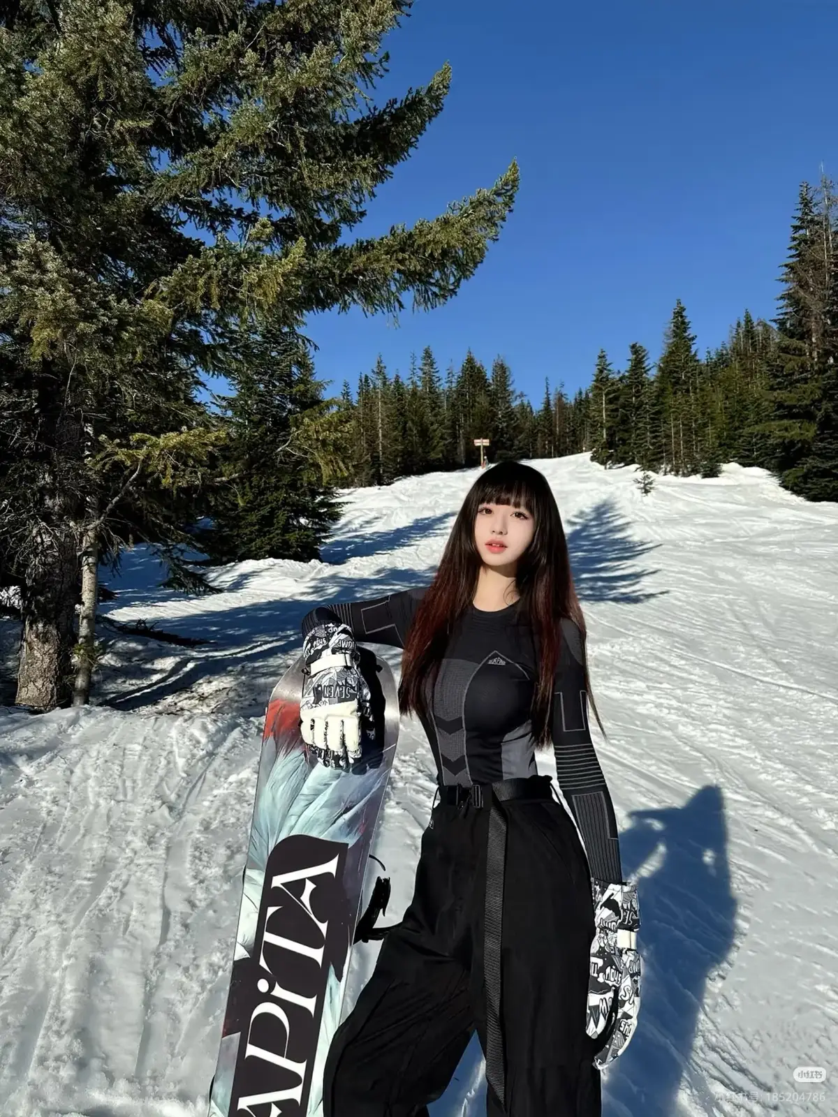 消失了一整个冬天, 我去疯狂滑雪🏂了。终于挑了10°的一天, 拍了第一个雪季的照片📸怎么样, 姐姐帅吗? 🏂地点: Summit East & Nordic Center - The Summit at Snoqualmie 🏂路程: 从bellevue出发大概四五十分钟 🏂时间: 9-4 or 4.30只开周5⃣,6⃣,7⃣三天 🏂体验: East有绿蓝黑三种道都有, 相对central,  west人少非常多。 加上前山有很多小树林, 整体snoqualmie几个雪场里感觉最好玩❤