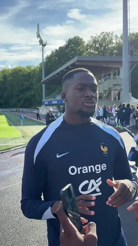Ibrahima Konaté avec les fans de l’équipe de France à Clairefontaine 😂 #konate #ibrahimakonate #equipedefrance #clairefontaine 