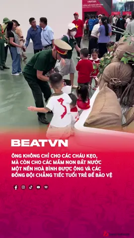 Ông cho kẹo cho hoà bình mà ông và đồng đội đã giành lấy #beatvn #beatnetwork #tiepluatuhao #TWĐ #A80 #beatoflife #TuhaoVietNam 