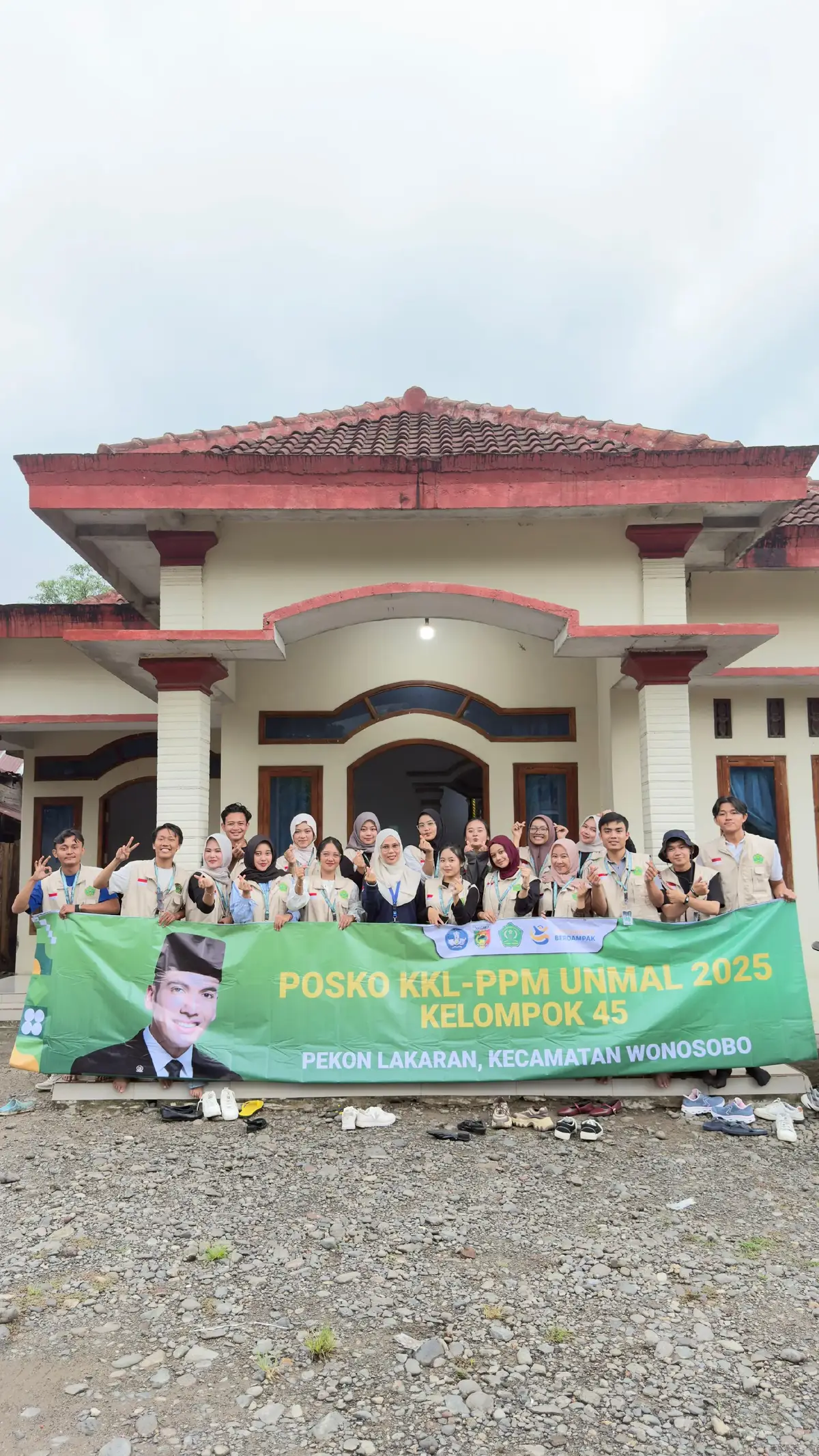 gua yg tadinya nganggep smua org itu kek bukan apa² bagi gua, nganggep smua org gada yg ngerti mau gua tu apa, gada yg ngerti maksud gua tu apa. tapi ternyata disini semenyenangkan itu yaa, gua blajar byak disini, dari mulai ngerti diri gua sendiri, dari mulai gimana caranya memanusiakan manusia pada umumnya, cara gua nurunin ego, gua blajar banyakkk bgt.  gua gatau harus mulai cerita ini dari mana, tapi yang gua tau skarang gua harus ngucapin byak byakkk terimakasih buat kalian, karena kalo bukan kalian siapa lagi yg mau nerima gua, dan gua juga mau ngucapin maap semaap maapnya buat lorang kalo gua disana ngerepotin kalian, bercandaan gua ga masuk di lorang, tingkah gua yg sangat² childish, gua minta maaaap bgtttt.  intinya gua gamau asing ke lorang dan smoga lorang juga gamau asing ke gua.  proud of u guys🥲 #fyp #foryoupage 