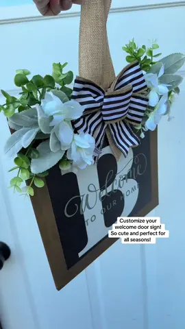 Such a cute and easy way to decorate your door with this custom door sign! #doorsign #welcomesign #lastnamedecor 