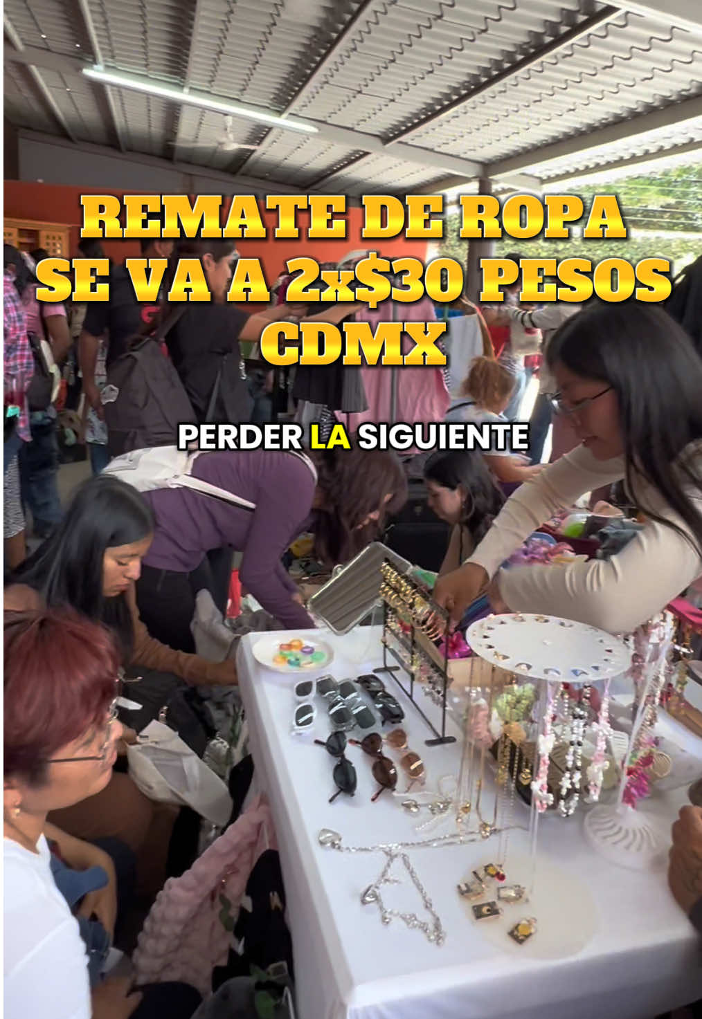 Ropa en remate en la CDMX! ✌️ te esperamos en nuestro aniversario con ofertas especiales de $10, $30, $50 PESOS. 👉 20 y 21  de Septiembre de 11 a 6 pm en Calle Tonala 308 Roma CDMX. A dos cuadras de metro centro medico. Petfriendly 🐶 #remates #ropabarata #tiangucci #ofertas #paca 