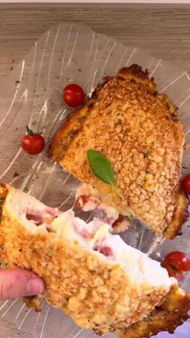 CALZONE PROTEICO SIN HARINAS 🍅 • INGREDIENTES:  • 1 pechuga de pollo picada • 2huevos •1 puñado de calabacín cortado •2 cucharadas de queso crema • Queso mozzarella al gusto •1 puñado de tomates cherry •2 lonchas de jamón cocido a trocitos •1 huevo para pintar • Queso parmesano o grana padano en polvo.  PREPARACIÓN:  1. Batea los huevos, el calabacín y el pollo.  2. Viertes la mezcla en una bandeja y rellenas de tomate, queso y jamón.  3. Airfryer 15' a 200°C o al horno 20' a 195°C.  • Si quieres adelgazar sin renunciar a comer rico escríbeme 📥☺️ #fitnesstips #bajoencalorias #proteina #recetafacilyrapida #Fitness 