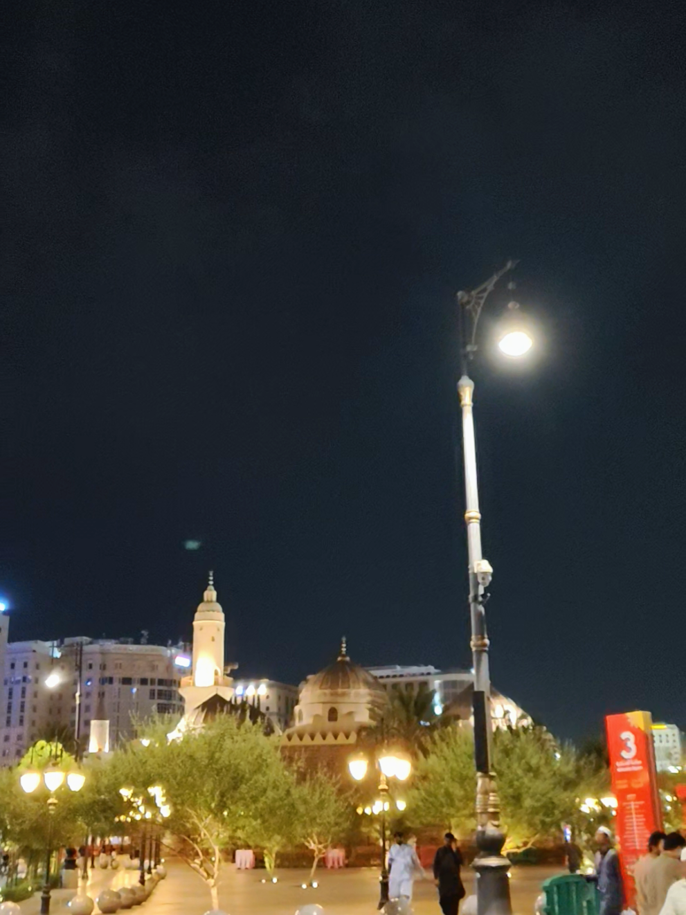 مسجد غمامة، جو اصل میں المسلیٰ کے نام سے جانا جاتا تھا، ایک تاریخی مسجد مدینہ میں واقع ہے جہاں نبی اکرم ﷺ نے بارش کے لیے دعائے استسقاء پڑھی تھی#foryou#tiktokviral #madina#azan#account 