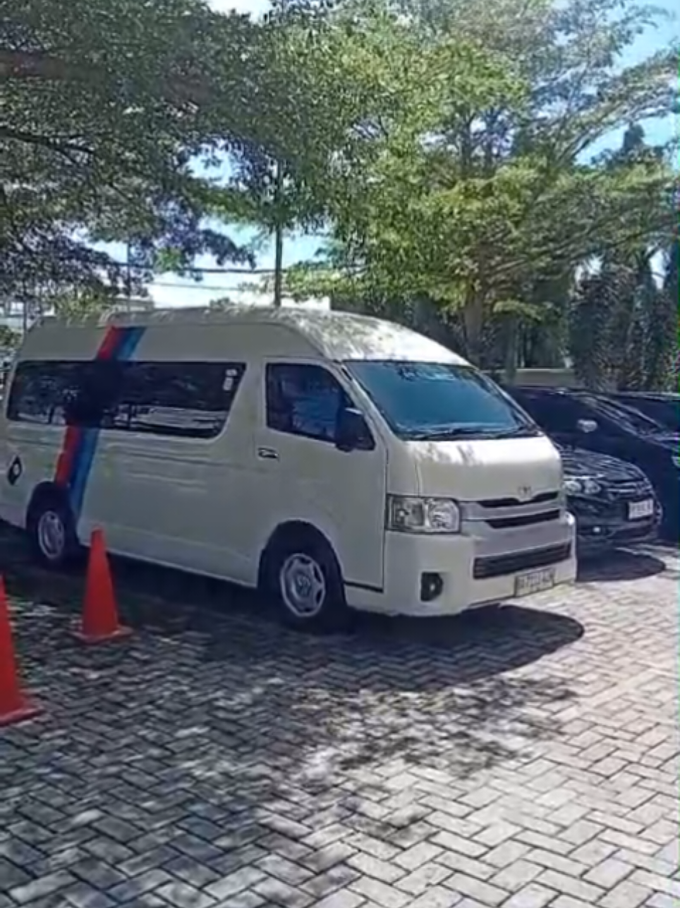 Rental HiAce Padang Tacinto Yang Mau Liburan Ke Sumatera Barat. Melayani Perjalanan : - Drop Bandara - Drop Hotel - Drop Dalam Kota Sumbar & Luar Propinsi - LIBURAN Keluarga  - Perjalanan Dinas  - Perjalanan KKN Fasilitas Unit :  - Unit Terbaru - Seat 15 - Audio Musik Sound Sistem - Full Karaoke Android - Layar TV 24