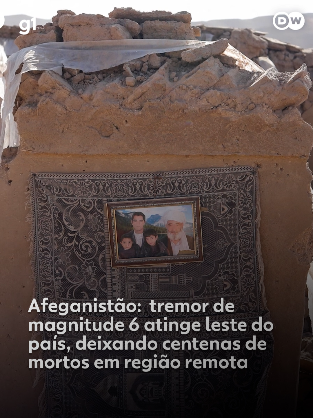 Tragédia no Afeganistão - Um tremor de magnitude 6 atingiu o leste do país em uma região remota, deixando centenas de mortos. Moradores locais ajudaram soldados talibãs a transportar os feridos dos helicópteros para as ambulâncias. Pelo menos 2.800 pessoas ficaram feridas após o forte terremoto e várias réplicas atingirem a região neste domingo (31/08), segundo as autoridades locais. As províncias de Kunar e Nagarhar, na fronteira com o Paquistão, estão entre as mais atingidas. Os tremores também atingiram a capital, Cabul. O país é vulnerável a terremotos intensos. A tragédia acontece menos de dois anos depois de um outro terremoto, no oeste de Herat, ter feito mais 2.400 vítimas fatais. 🎥 Deutsche Welle #Afeganistão #Terremoto #DW #tiktoknotícias