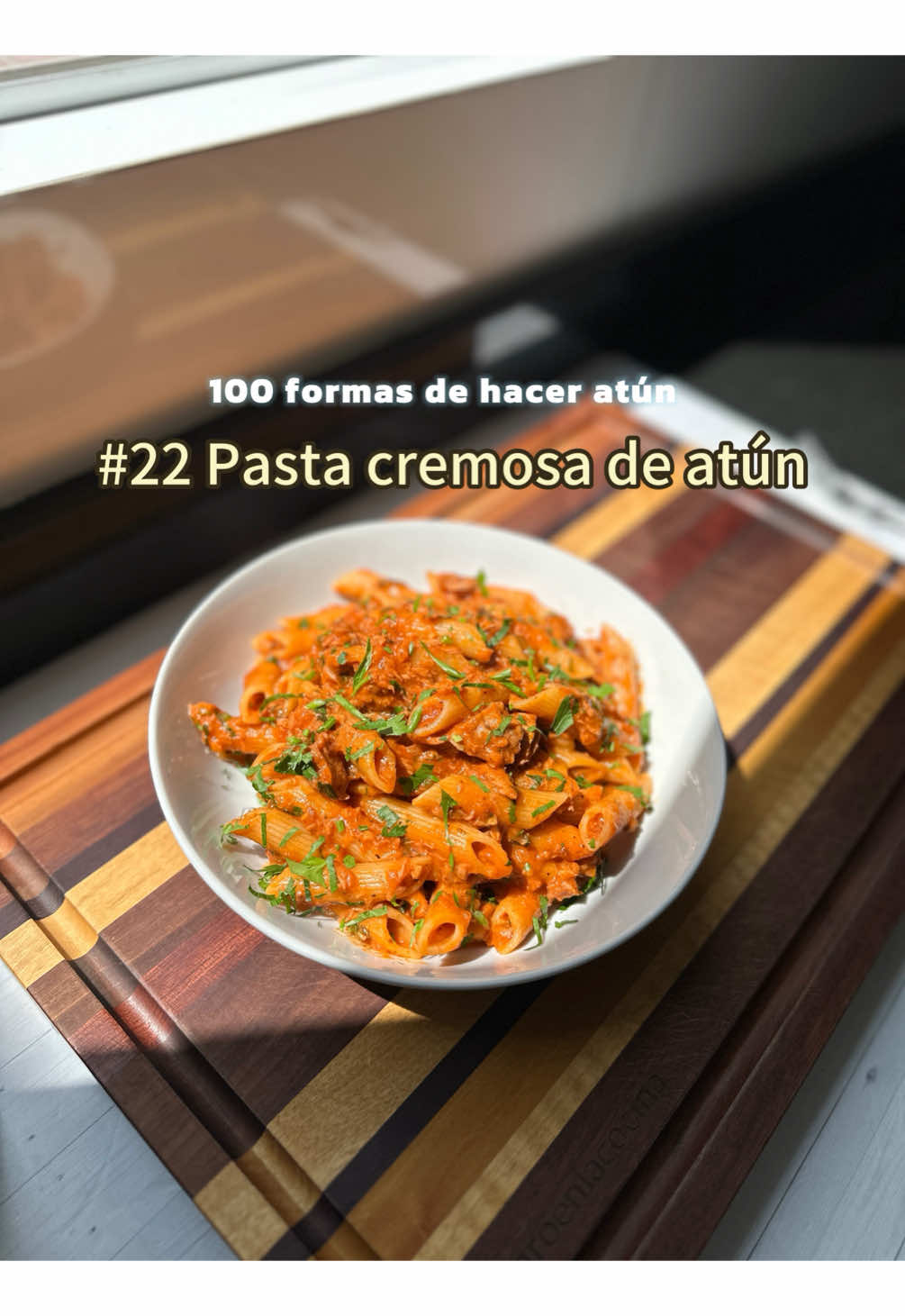 100 formas de hacer atún - #22 Pasta roja cremosa de atún.🍝  . Ingredientes: - 2 cebollas  - 3 dientes de ajo  - 2 cdas de paprika  - 150 gr de pasta de tomate - 2 tzas de agua - Sal y pimienta  - 500 gr pasta  - 3 latas de atún (escurrido) - 3 cdas de crema de leche  - Perejil al gusto . #100formasdehaceratún  #tiktokrecetas #recetasfaciles     #fyp 