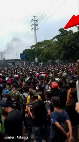 Indonesia Berduka 🇮🇩 Sepekan aksi massa yang terjadi pada 25–31 Agustus meninggalkan luka mendalam bagi bangsa. Hingga penutupan bulan, tercatat 8 warga meninggal dunia akibat kerusuhan yang pecah. Doa terbaik kita panjatkan untuk para korban, semoga keluarga yang ditinggalkan diberi ketabahan, dan bangsa ini segera menemukan jalan damai. 🙏🖤 #IndonesiaBerkabung #DoaUntukBangsa #damaiindonesiaku  #justisimediaofficer