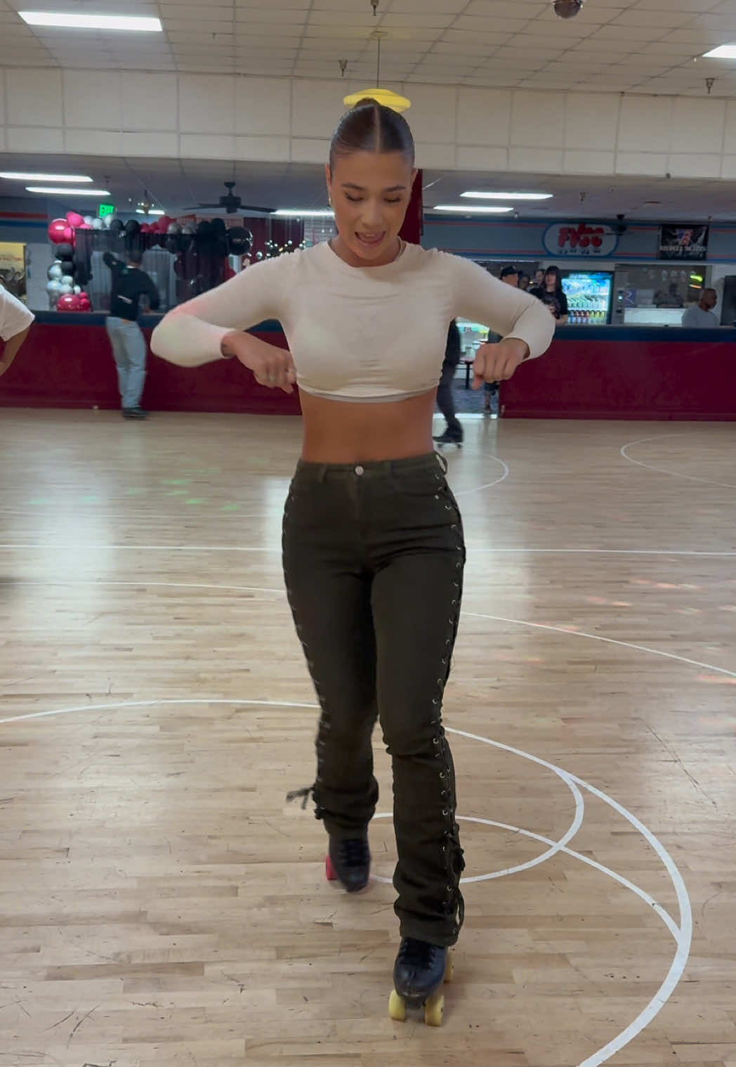 Bounce that azzzzzz🛼🤍🙌🏼 #fyp #rollerskating #skater #rollerskate #dance 