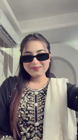গানটার মানে বুঝি না কিন্তু ২৪ঘন্টাই গাইতে থাকি😃