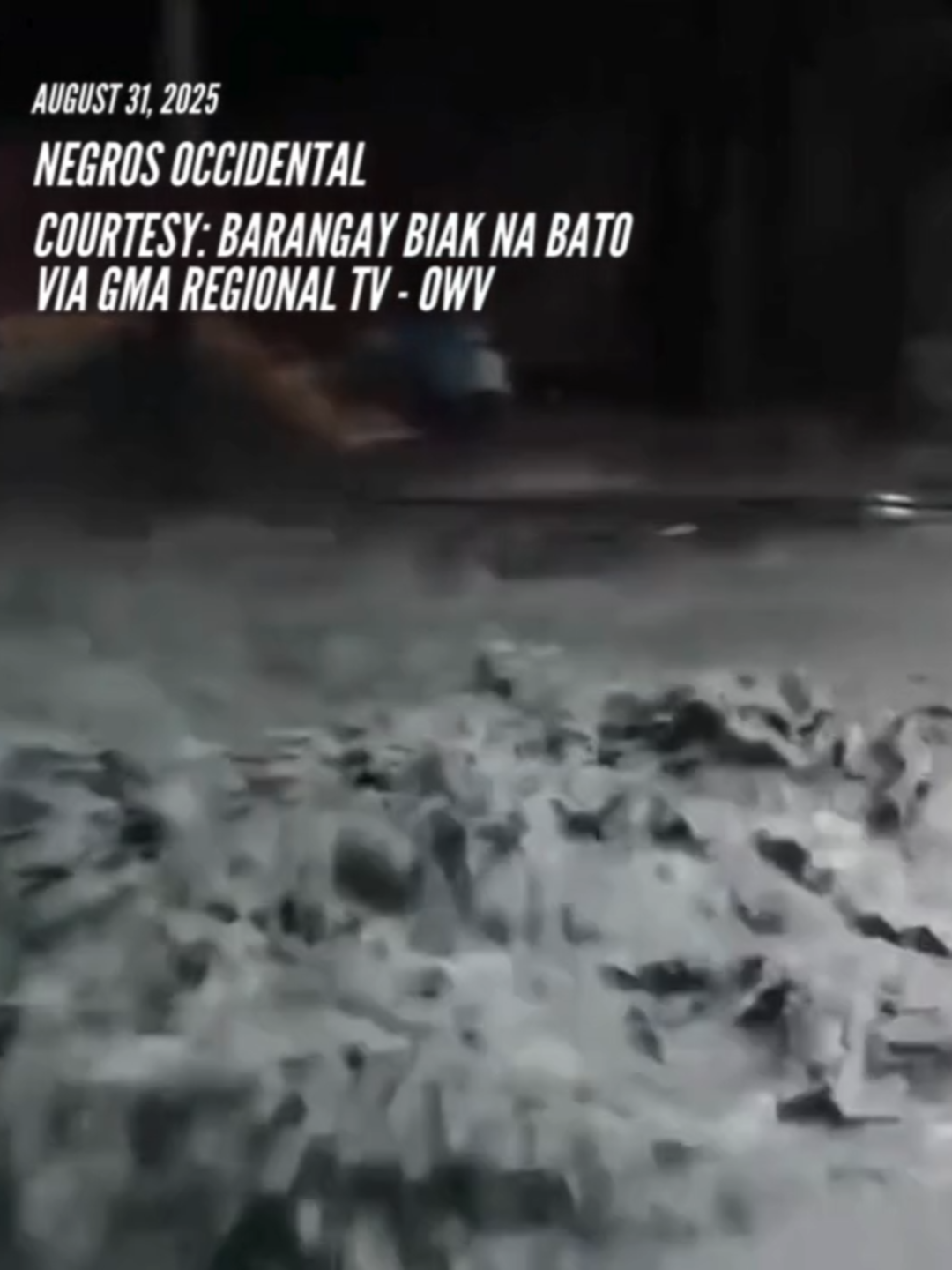 WATCH: Heavy rains that lasted around four hours flooded parts of Negros Occidental last August 31, 2025. According to authorities, 200 individuals were affected, while 20 families or 80 individuals were evacuated after water in Tamburong Creek in Barangay Biak na Bato, La Castellana town overflowed due to four hours of rain last Sunday. Six houses were destroyed, while 20 houses were partially damaged due to flooding. A video showed that floodwaters carrying sand and gravel reached the main road which left motorists stranded. | via GMA Regional TV One Western Visayas #GMAIntegratedNews