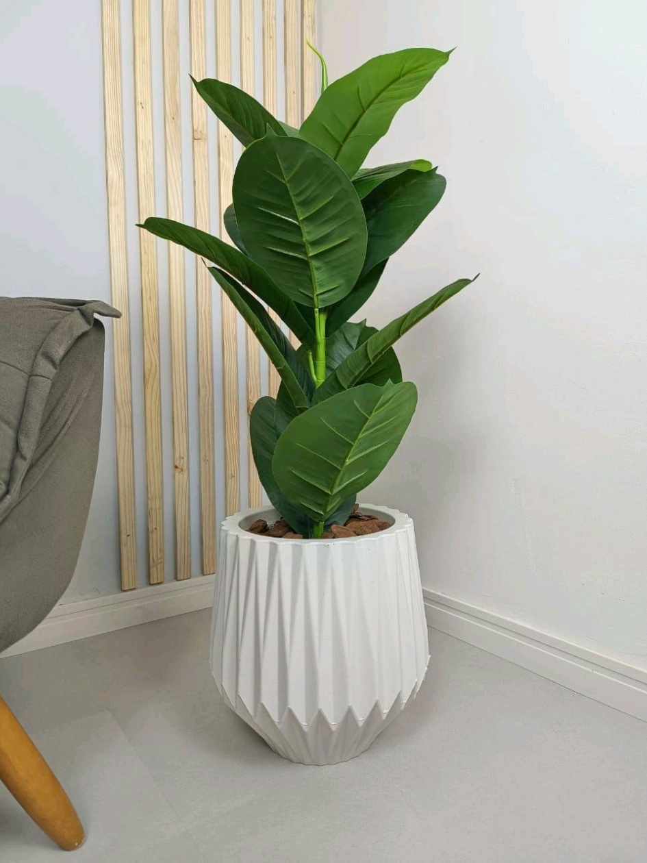Mais um sucesso de vendas aqui na Int! Nosso arranjo de Fícus Jibóia é um charme a parte, perfeito para compor sua decoração lindamente.  Esse arranjo contém: Planta Artificial Fícus Jibóia com vaso origami e cascas de pinus para decoração. A composição total mede 90 cm de altura e fica bem em diversos tipos de ambientes.  Gostou ? Clique no carrinho e adquira o seu arranjo aqui mesmo no TikTok Shop 🌿  . . #intcomerce #plantasartificiais #homedecor #foryou #tiktokshop 
